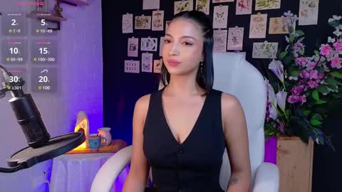 Snapshot of oliviamcneill chatting on 01.21.25 Olivia Mcneill online show from 01.21.25