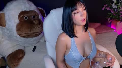 Snapshot of oliviamcneill chatting on 01.30.25 Olivia Mcneill online show from 01.30.25