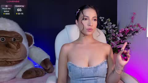 Snapshot of oliviamcneill chatting on 01.30.25 Olivia Mcneill online show from 01.30.25