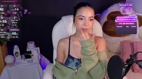 Snapshot of oliviamcneill chatting on 02.07.25 Olivia Mcneill online show from 02.07.25