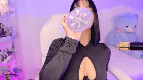 Snapshot of oliviamcneill chatting on 10.11.25 Olivia Mcneill online show from 10.11.25