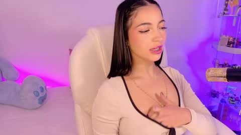 Snapshot of oliviamcneill chatting on 10.17.25 Olivia Mcneill online show from 10.17.25