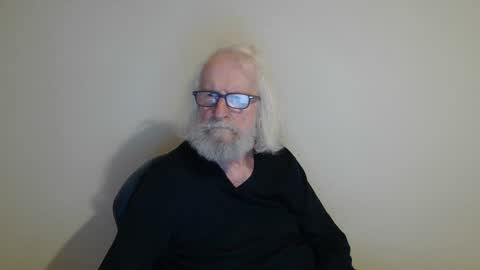 Snapshot of onanister chatting on 01.01.25 Somewhere over the rainbow online show from 01.01.25