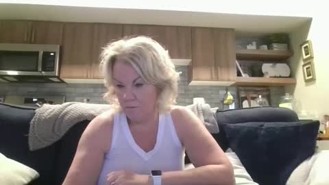 Snapshot of oneoften1000 chatting on 12.23.24 couple mature milf bigboobs curvy mommydaddy online show from 12.23.24