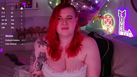 Snapshot of opalreigning chatting on 09.10.25 Opal online show from 09.10.25