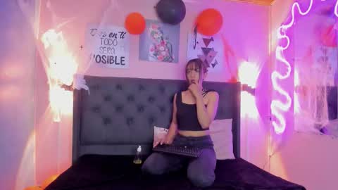 Snapshot of ophelune chatting on 10.27.25 ophelune online show from 10.27.25