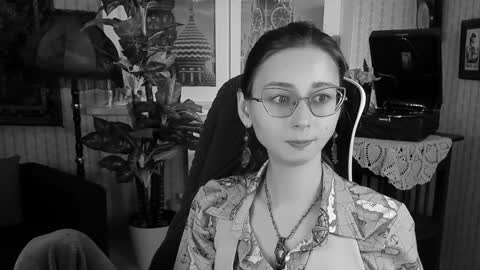 Orianna -  Hi Im into geek culture cosplay crafting LARP games. Shall we play DnD online show from 12.28.24