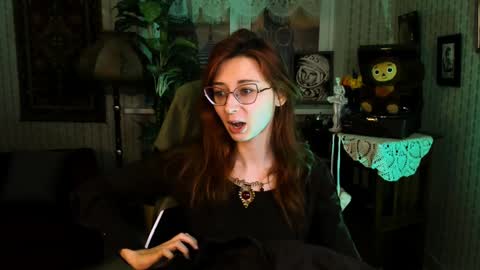 Orianna -  Hi Im into geek culture cosplay crafting LARP games. Shall we play DnD online show from 01.05.25