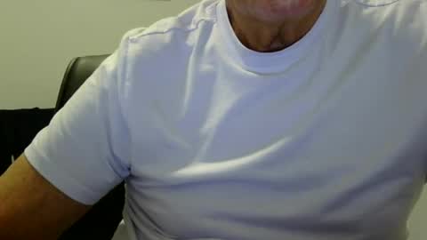 Snapshot of ossibottom chatting on 06.16.26 Ossi online show from 06.16.26