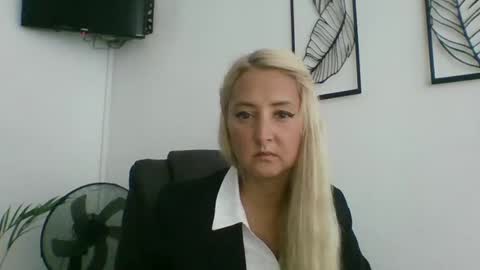 Snapshot of oxifoxi chatting on 10.18.25 oxifoxi online show from 10.18.25