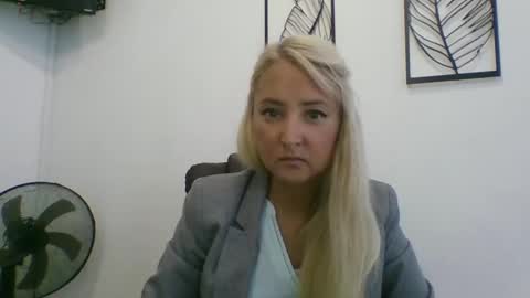 Snapshot of oxifoxi chatting on 10.19.25 oxifoxi online show from 10.19.25