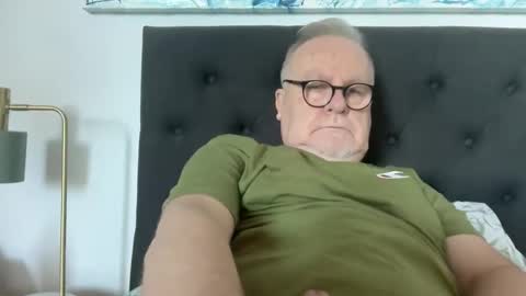 Snapshot of ozhairybearxxxx chatting on 11.04.25 ozhairybearxxxx online show from 11.04.25