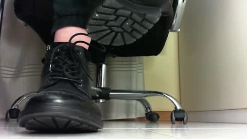 Snapshot of pablomenesssl chatting on 01.28.25 Pablo Meness online show from 01.28.25