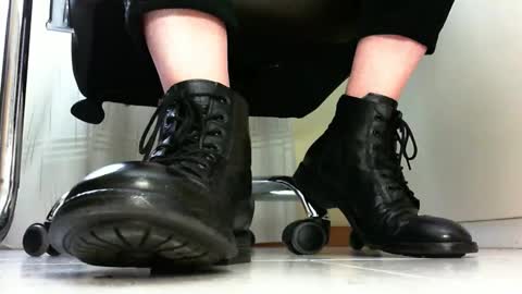 Snapshot of pablomenesssl chatting on 02.12.25 Pablo Meness online show from 02.12.25