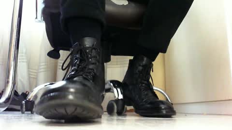 Snapshot of pablomenesssl chatting on 03.10.25 Pablo Meness online show from 03.10.25