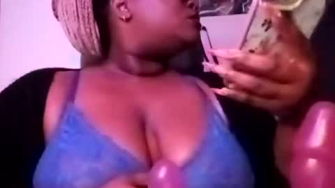 Snapshot of pandamami chatting on 02.12.25 pandamami online show from 02.12.25