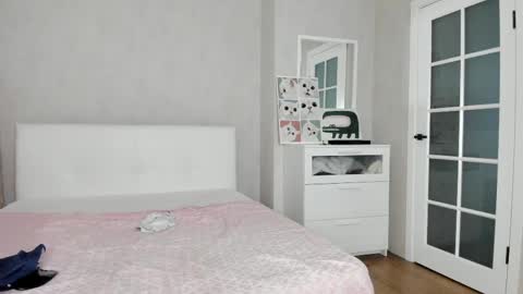 Snapshot of paradi_se chatting on 04.25.26 Melena online show from 04.25.26