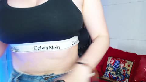 Lizz  online Monday to Saturday from 9pm to 5am Colombia time online show from 12.24.24