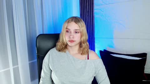 Lizz  online Monday to Saturday from 9pm to 5am Colombia time online show from 01.12.25
