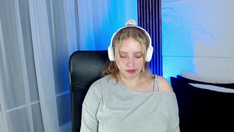 Lizz  online Monday to Saturday from 9pm to 5am Colombia time online show from 01.12.25