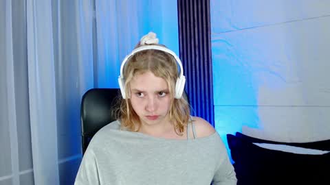 Lizz  online Monday to Saturday from 9pm to 5am Colombia time online show from 01.12.25