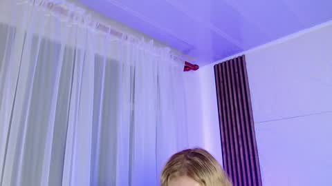 Lizz  online Monday to Saturday from 9pm to 5am Colombia time online show from 01.17.25