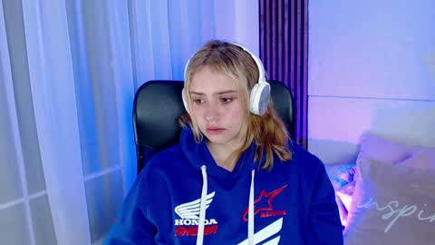 Lizz  online Monday to Saturday from 9pm to 5am Colombia time online show from 01.22.25