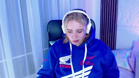 Lizz  online Monday to Saturday from 9pm to 5am Colombia time online show from 01.23.25