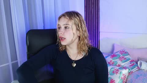 Lizz  online Monday to Saturday from 9pm to 5am Colombia time online show from 01.25.25
