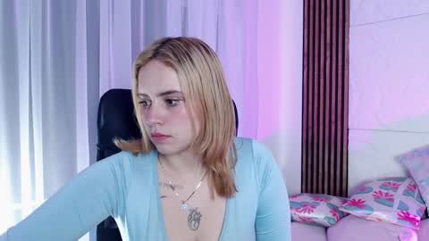 Lizz  online Monday to Saturday from 9pm to 5am Colombia time online show from 02.01.25