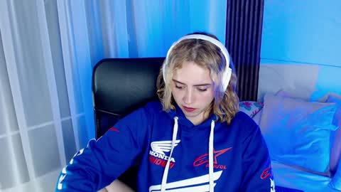 Lizz  online Monday to Saturday from 9pm to 5am Colombia time online show from 02.06.25