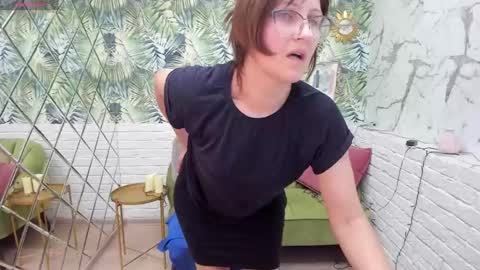 Snapshot of paris_cherry chatting on 01.09.25 Paris online show from 01.09.25