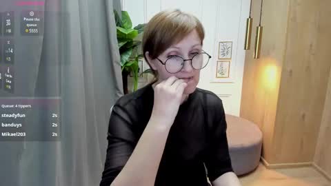 Snapshot of paris_cherry chatting on 03.12.25 Paris online show from 03.12.25