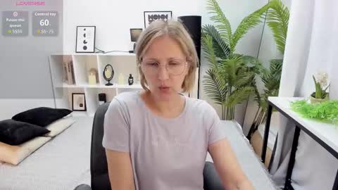 Snapshot of paris_cherry chatting on 09.22.25 Paris online show from 09.22.25