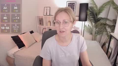 Snapshot of paris_cherry chatting on 10.12.25 Paris online show from 10.12.25