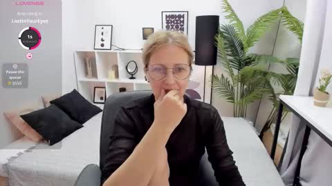 Snapshot of paris_cherry chatting on 10.14.25 Paris online show from 10.14.25