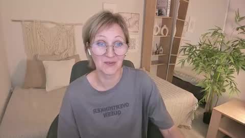 Snapshot of paris_cherry chatting on 10.26.25 Paris online show from 10.26.25