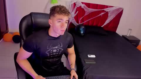 Snapshot of paul_george212 chatting on 10.21.25 Paull George online show from 10.21.25