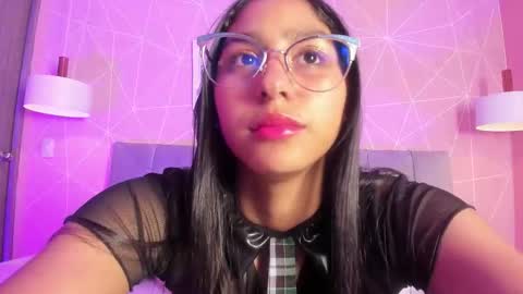 Snapshot of paulacastilla chatting on 10.21.25 Pau  online show from 10.21.25