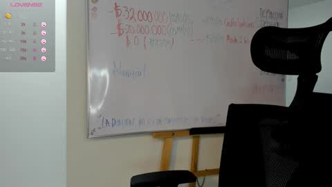 Snapshot of paulirose chatting on 10.06.25 paulirose online show from 10.06.25