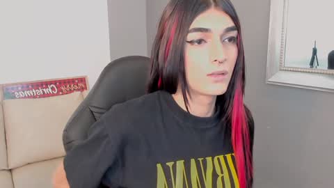 Snapshot of pauly_dolll chatting on 12.03.24 Pauly online show from 12.03.24