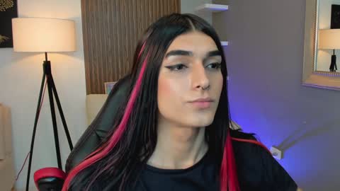 Snapshot of pauly_dolll chatting on 12.10.24 Pauly online show from 12.10.24