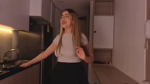 Snapshot of peach_heart chatting on 10.07.25 Ema online show from 10.07.25