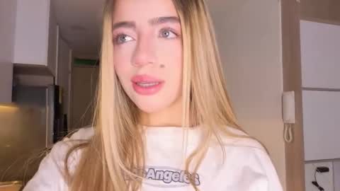 Snapshot of peach_heart chatting on 10.09.25 Ema online show from 10.09.25