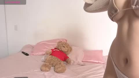 Snapshot of peach_heart chatting on 10.28.25 Ema online show from 10.28.25