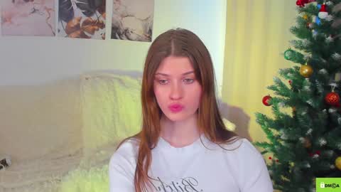 Snapshot of peach_mila chatting on 12.15.24 your love online show from 12.15.24