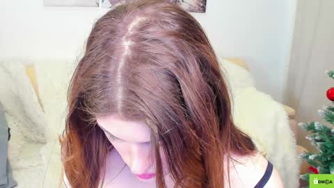 Snapshot of peach_mila chatting on 12.21.24 your love online show from 12.21.24