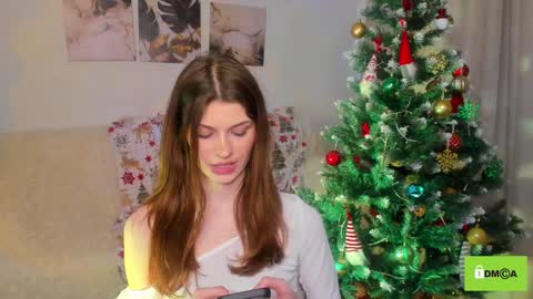 Snapshot of peach_mila chatting on 12.28.24 your love online show from 12.28.24