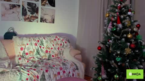 Snapshot of peach_mila chatting on 12.29.24 your love online show from 12.29.24