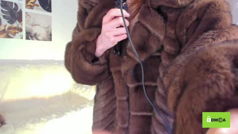 Snapshot of peach_mila chatting on 01.08.25 your love online show from 01.08.25